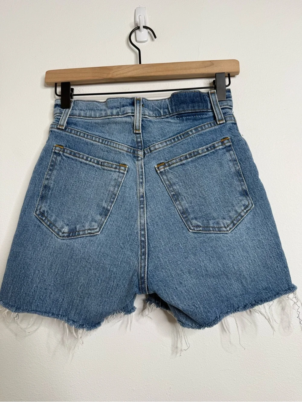 Abercrombie & Fitch CURVE LOVE Ultra High Rise 90s Straight Cut Off Shorts 25S